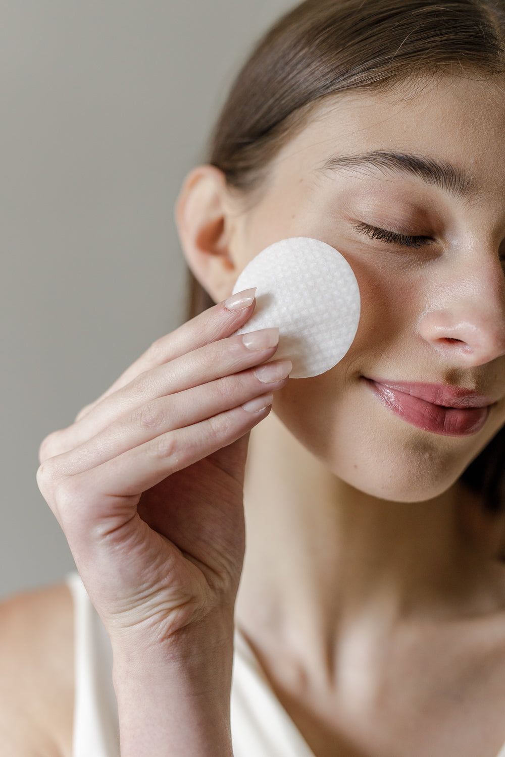 Woman applying a Karee Hays Retexturize Weekly Mini-Peel Pad to her face